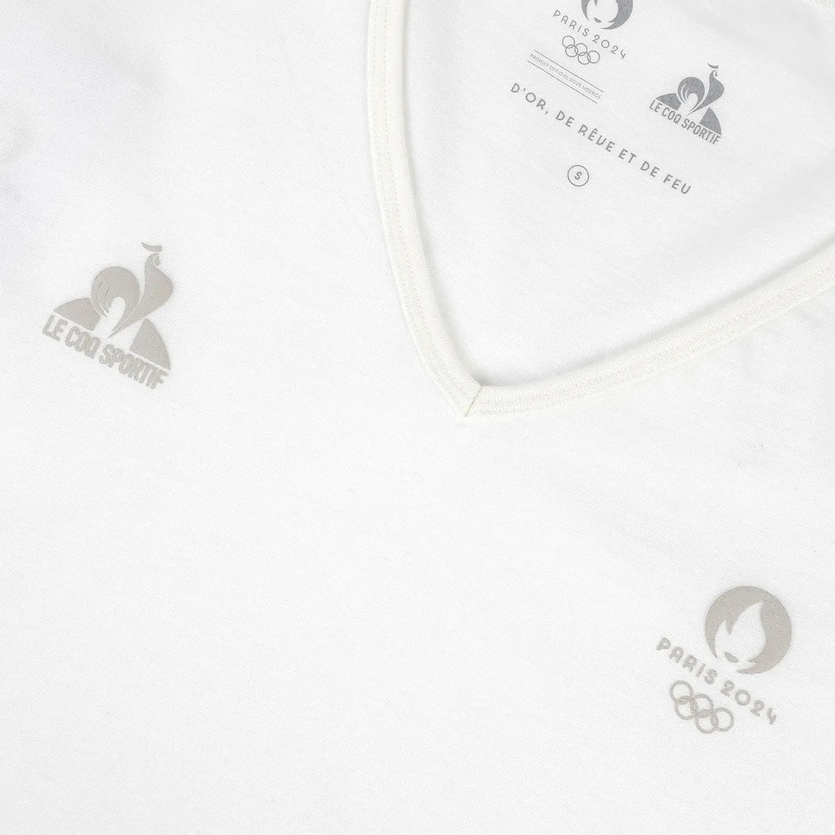 V-NECK LE COQ SPORTIF T-SHIRT PARIS 2024 ESSENTIAL