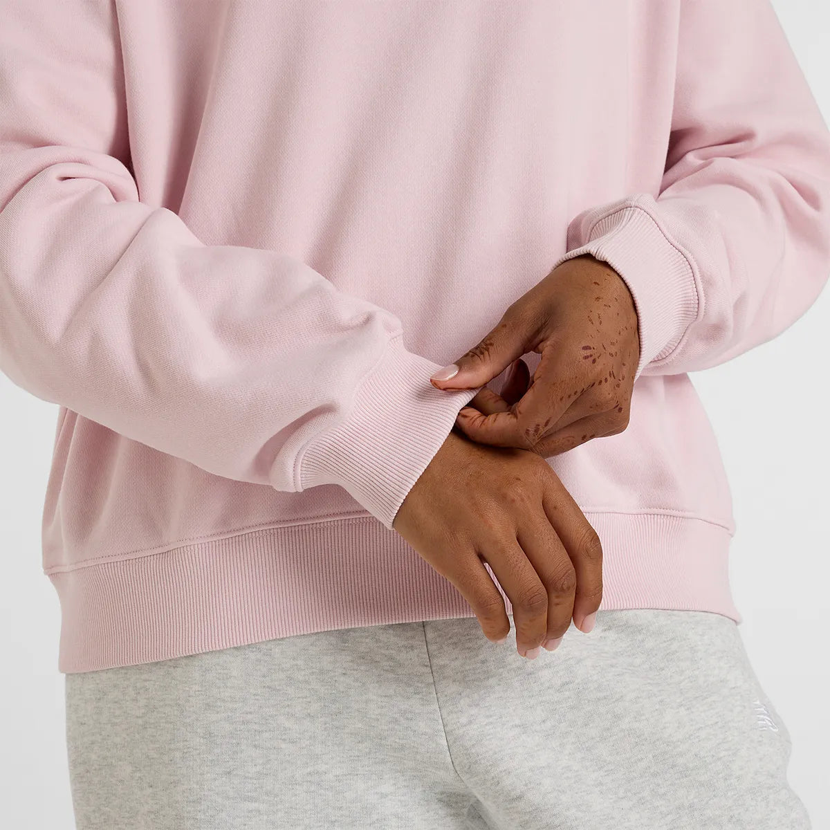 NEW BALANCE DAMEN SWEATSHIRT ESSENTIALS FRENCH TERRY LOGO